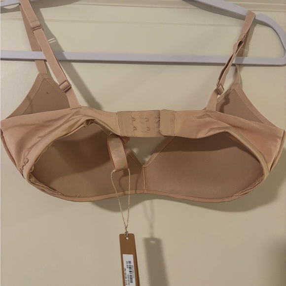 Skims Nude Seamless Bra - Picture 2 of 4